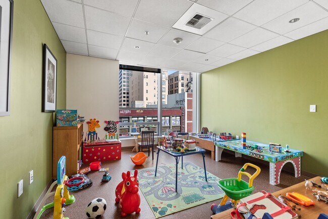 Building Photo - Luxury 2 Bed 1.75 Bath Furnished Downtown Seattle Condo with Stunning Views