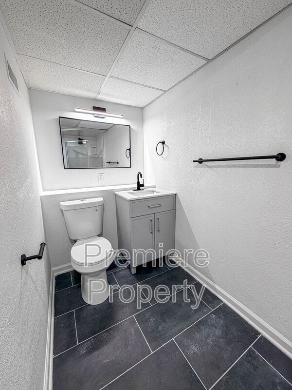 Building Photo - 705 NW Buckingham Pl