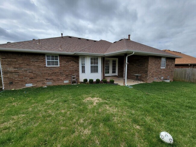 Building Photo - All brick 3 bedroom house
