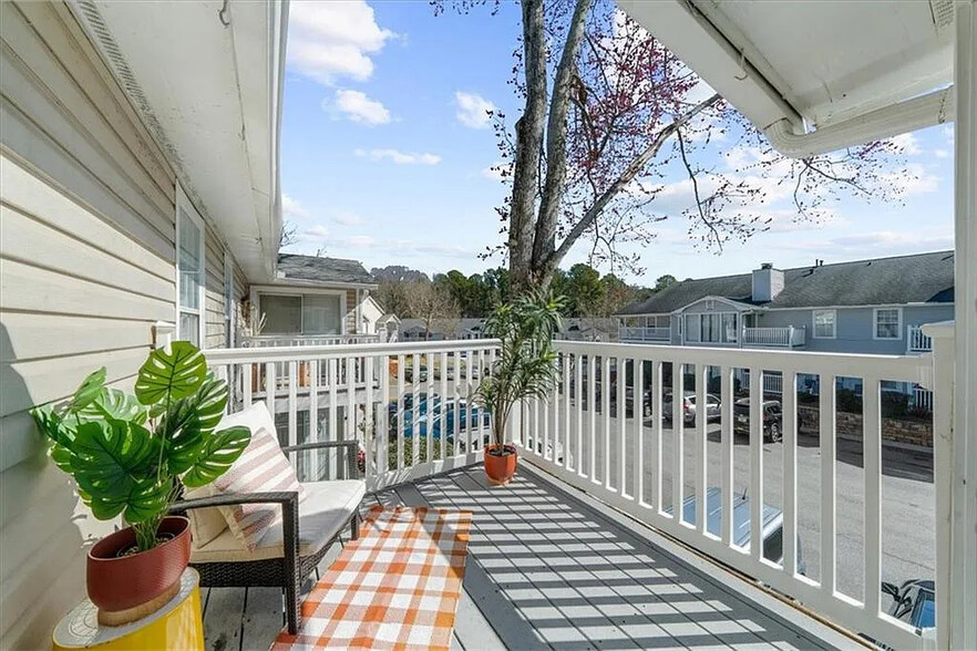 Balcony with Views! - 704 Augusta Dr SE