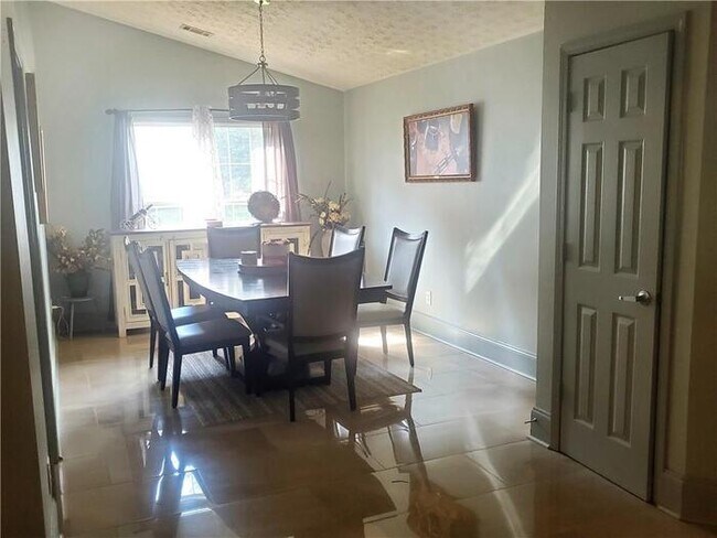 Building Photo - House - 4.5 beds 2 baths.