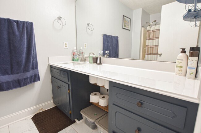 Building Photo - Pet Friendly Five Bedroom!