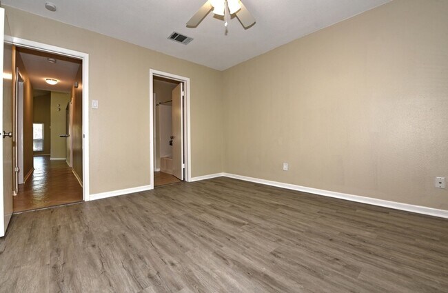 Building Photo - 3404-3404 Ridge Ash