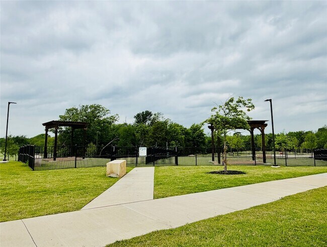 Building Photo - 3401 Riverlawn Dr