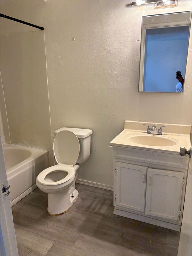 Building Photo - Cozy 3 bedroom 1 bathroom SFR