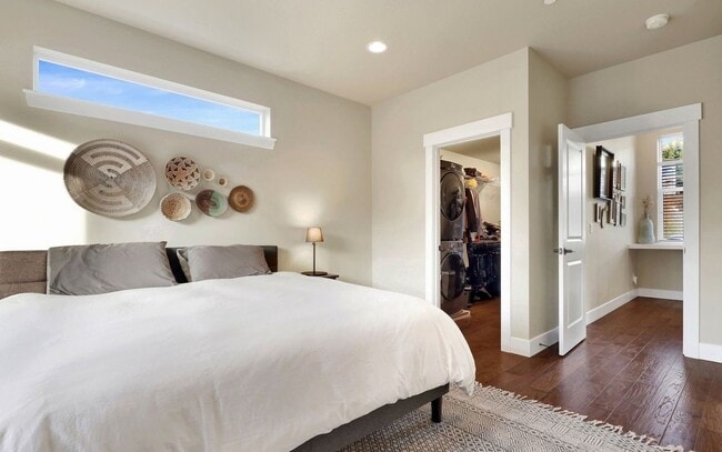 Building Photo - Beautiful Custom 4-bedroom 2.5 bath home. Barkley Neighborhood!