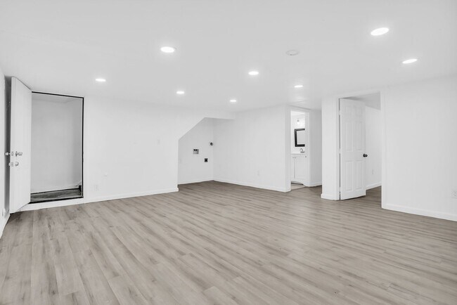 Building Photo - 2737 Stuart Dr