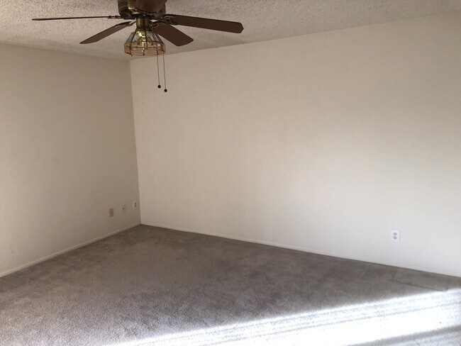 Building Photo - 1203 W Cheyenne Dr