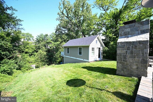 Building Photo - 2314 N Kenmore St