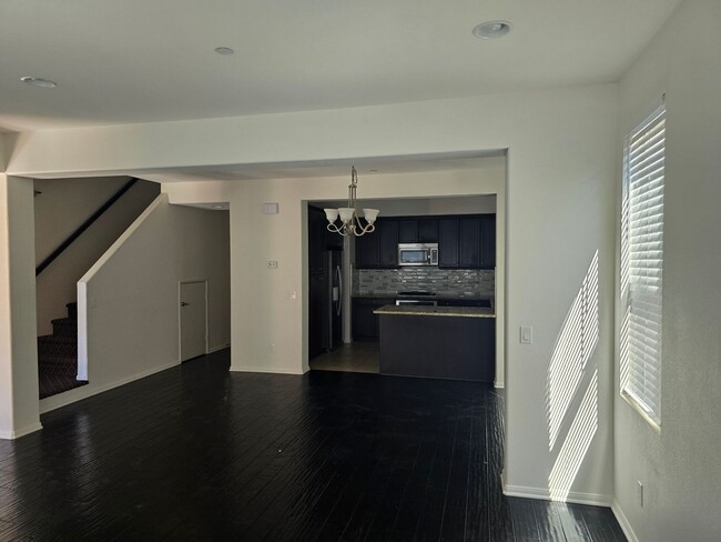Building Photo - Large 3 Bed 2.5 Bath
