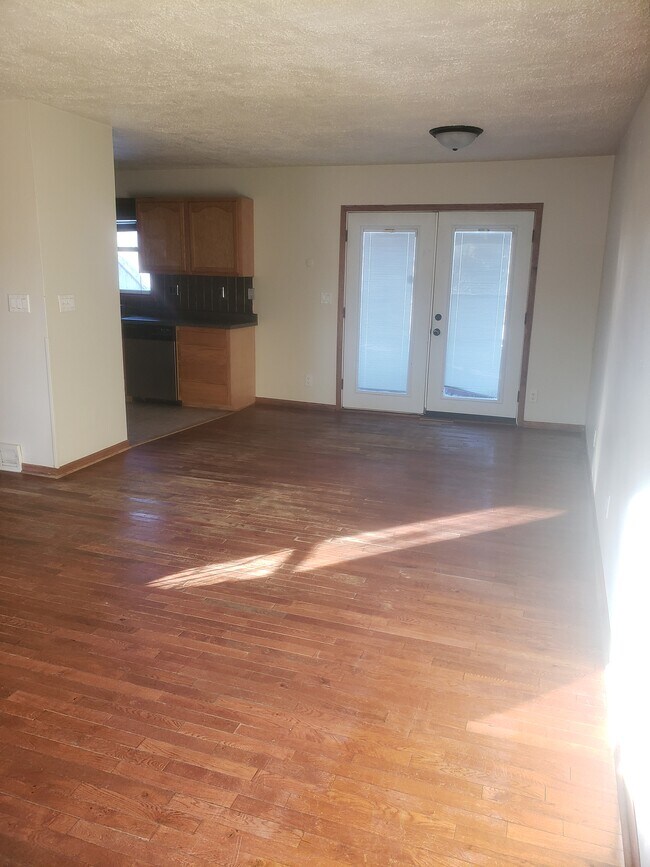 Building Photo - 817 Iroquois Ave