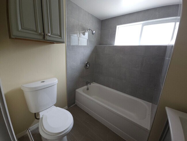 Building Photo - Large 5 bedroom 2 bath Split Level House w...