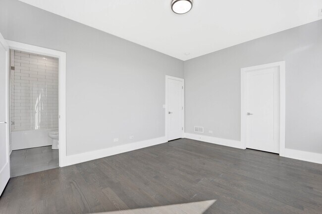 Building Photo - 562 W 18th St