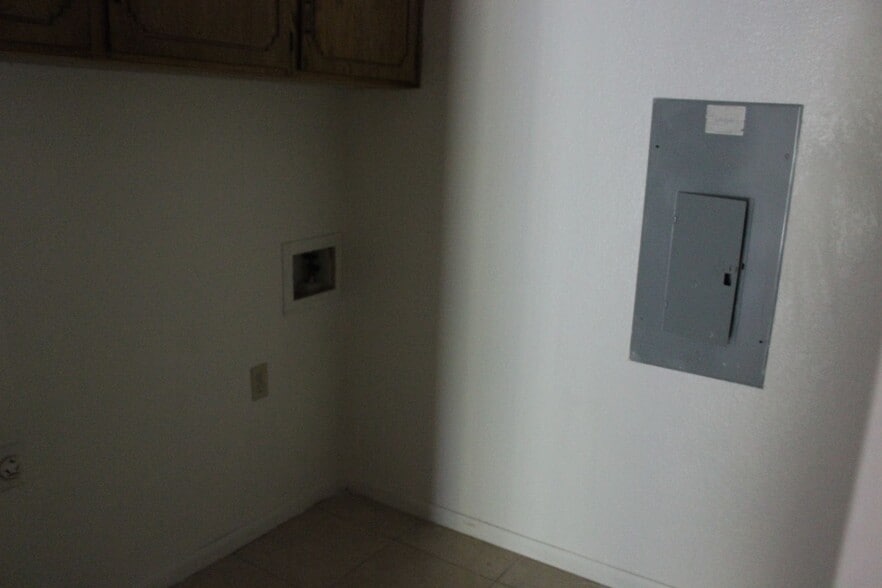 Building Photo - 1704 Bundrant Dr