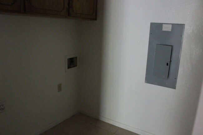 Building Photo - 1704 Bundrant Dr