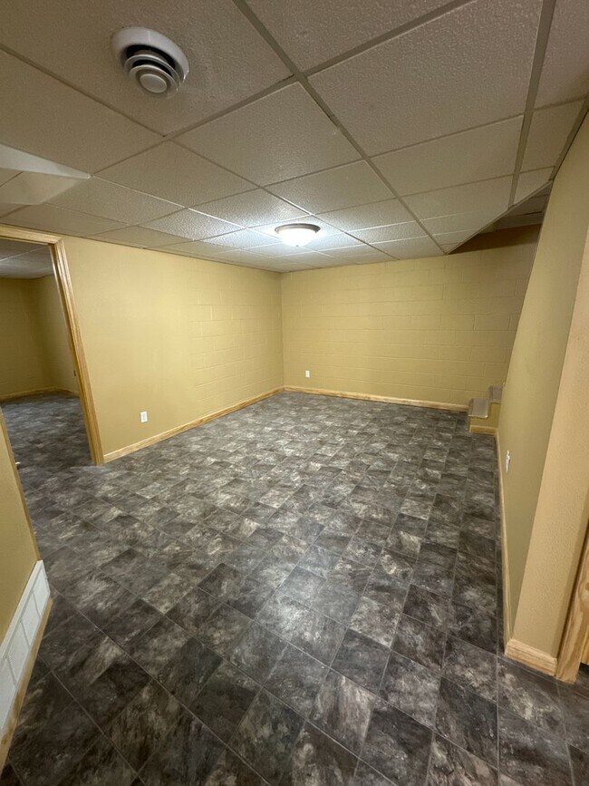 Building Photo - EZ - 202 Triplex