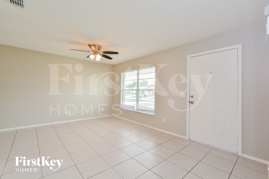 Building Photo - 2927 Arrendonda Dr