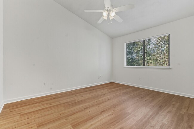 Building Photo - 2900 Woodrich Dr