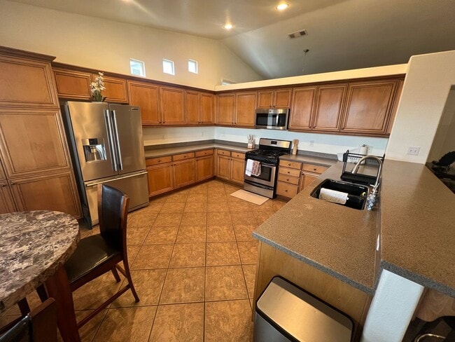 Building Photo - Spacious 4-Bedroom Home in Desirable Apple Valley Neighborhood