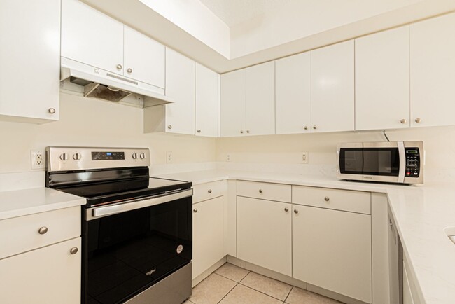 Building Photo - Stylish & Spacious 3BR Condo with Brand-Ne...