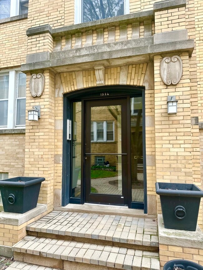 Building Photo - 1334 W Estes Ave