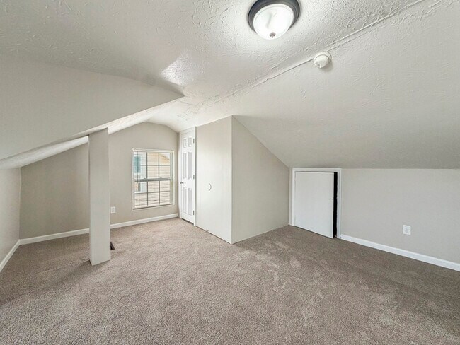 Building Photo - 823 S 38th St