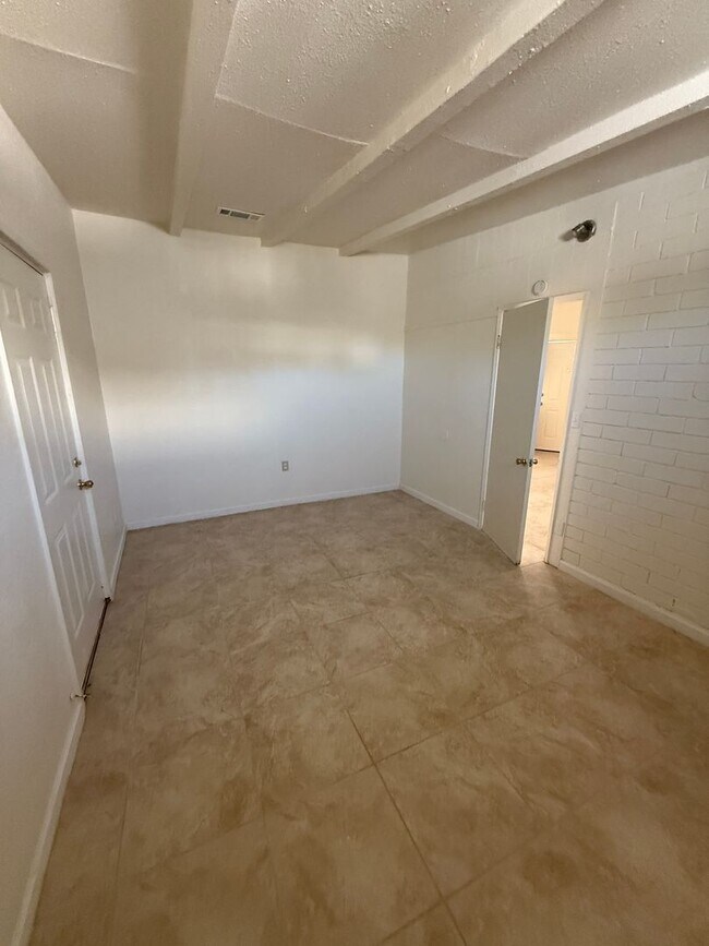 Building Photo - Desert View Apartments