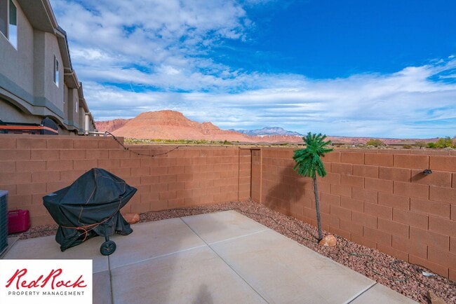 Building Photo - Beautiful townhome in desirable neighborho...