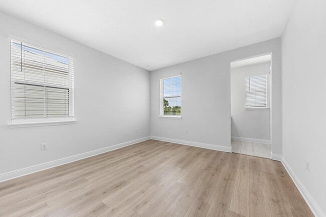 Building Photo - 3 Bedroom, 2.5 Bath Townhome in BEACHWALK ...