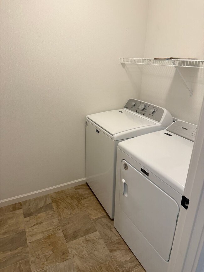 Building Photo - Hillsboro Townhouse/Condo