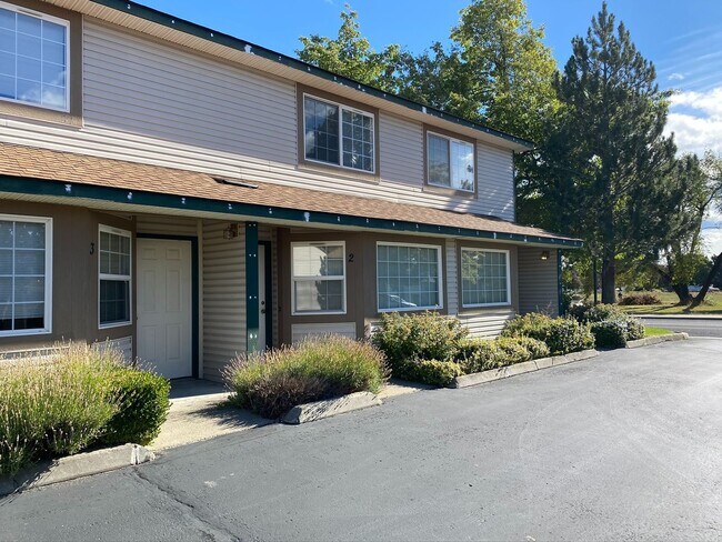 Building Photo - 2 Bed 1.5 Bath Condo! W/S/G/Lawn Care Included!