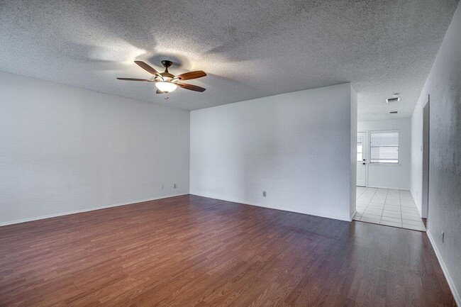 Building Photo - 4601 Gray Fox Dr