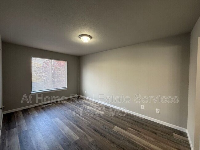 Building Photo - 721 E Bain St