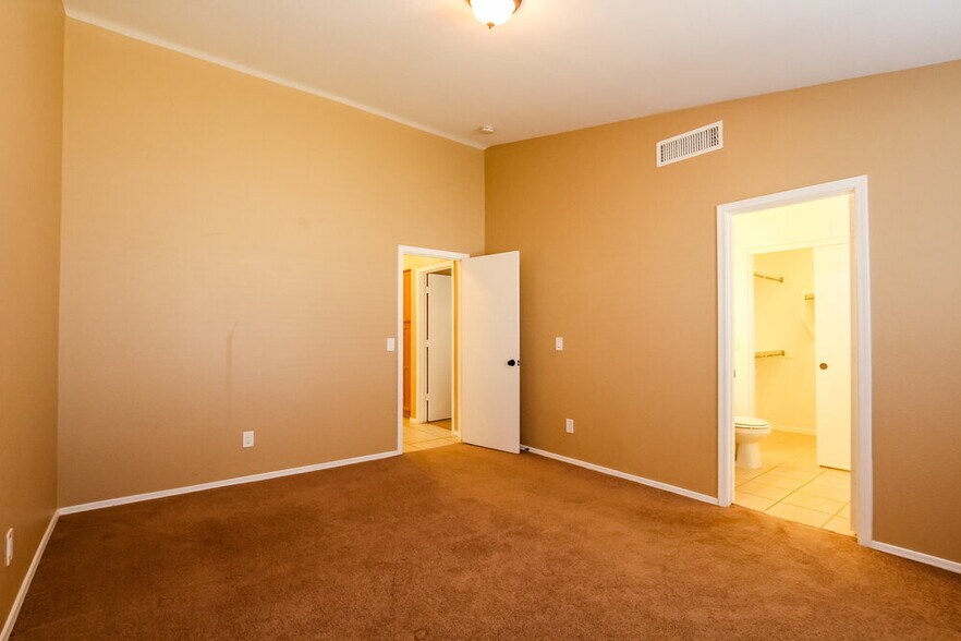 Building Photo - 3705 W Cat Balue Dr