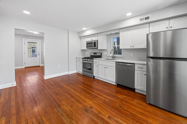 Building Photo - 733 E Elm St