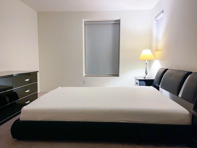 Building Photo - ROOM FOR RENT W/ PRIVATE BATHROOM IN A BIG...