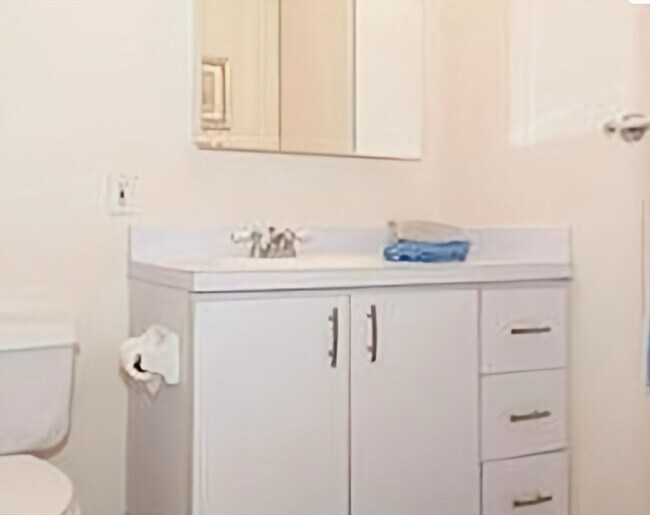 Building Photo - 33 Pond Ave