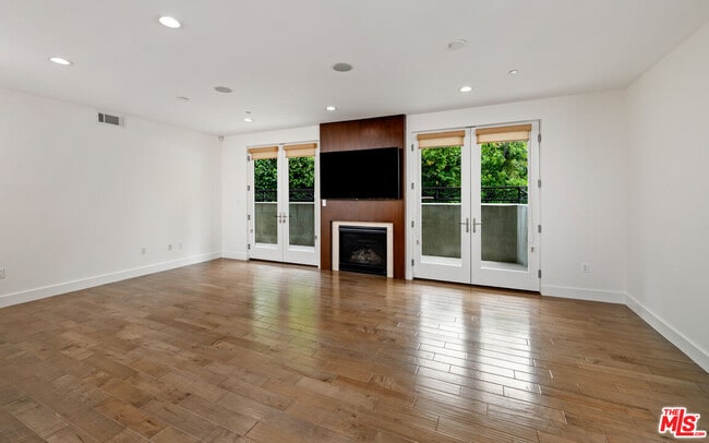 Building Photo - 1304 S Roxbury Dr