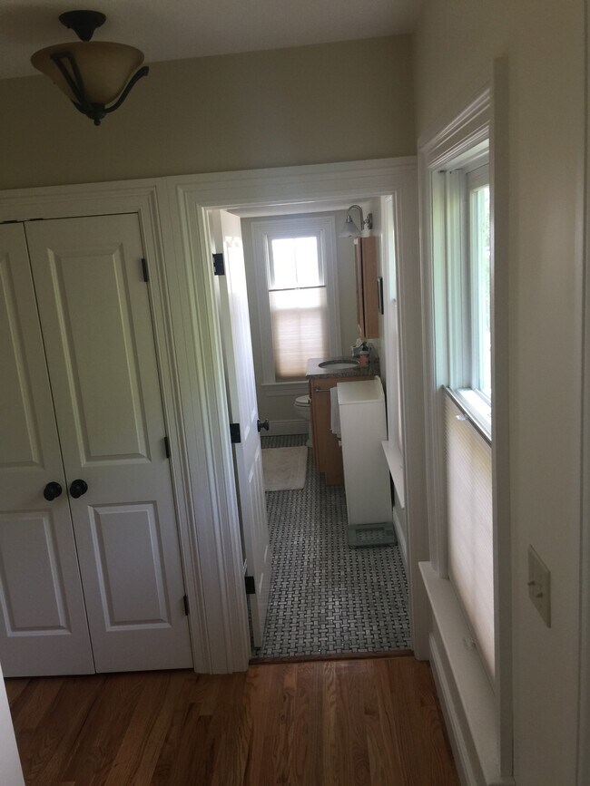 Main bathroom - 12 Howard Ave