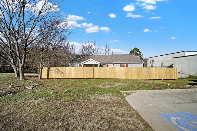 Building Photo - Lovely Three Bed Two Full Bath Ranch Home ...