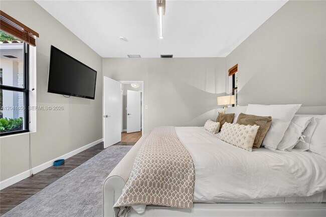 Building Photo - 460 W Dilido Dr