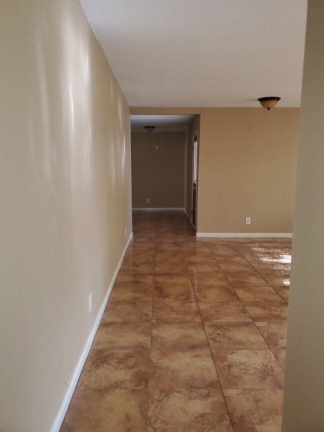 Building Photo - 814 E Ebony Dr