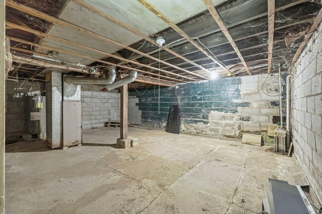 Building Photo - Updated 3-Bedroom Home with New Kitchen & Carpet