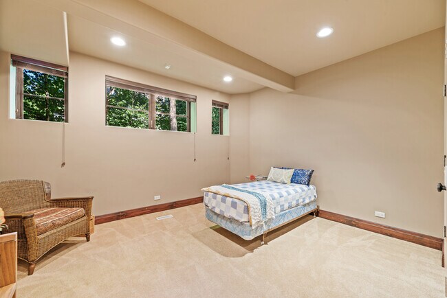 Building Photo - 493 Hazel Ave