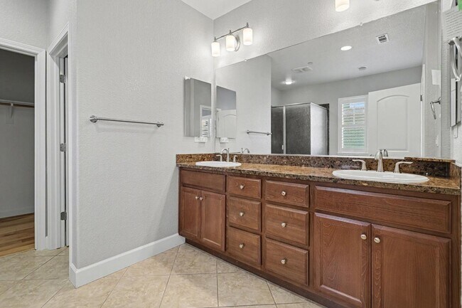 Building Photo - 568 Selby Lane