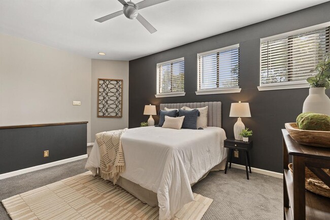 Building Photo - 611 E 45th St