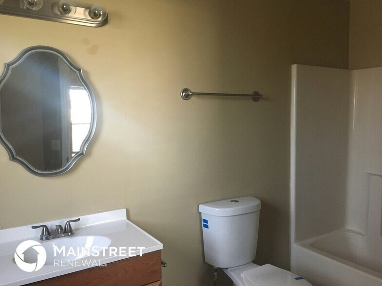 Building Photo - 2348 Ainsworth Ave