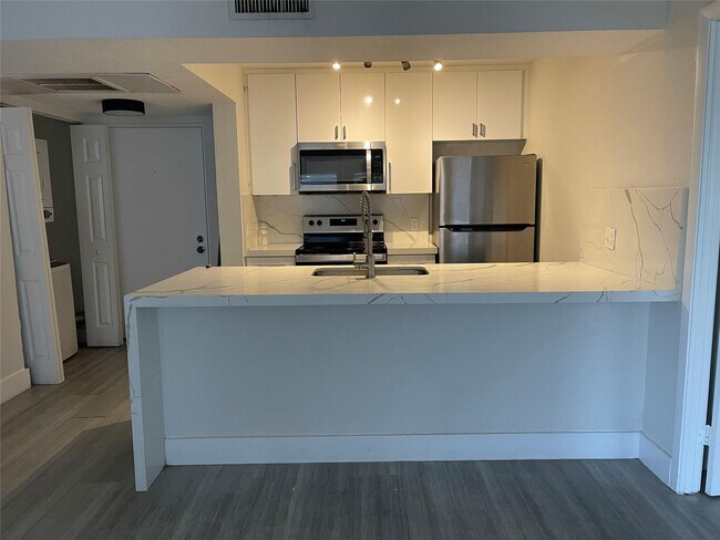 Building Photo - 8100 Geneva Ct