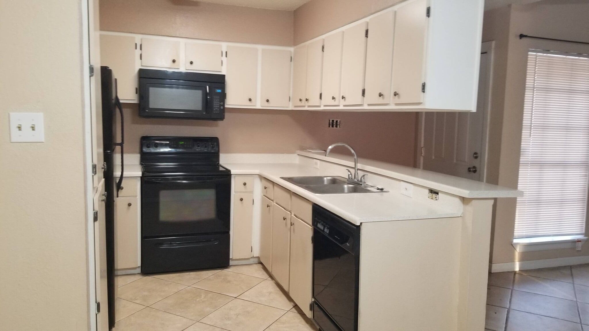 Kitchen features all black appliances - 14519 Clovelly Wood