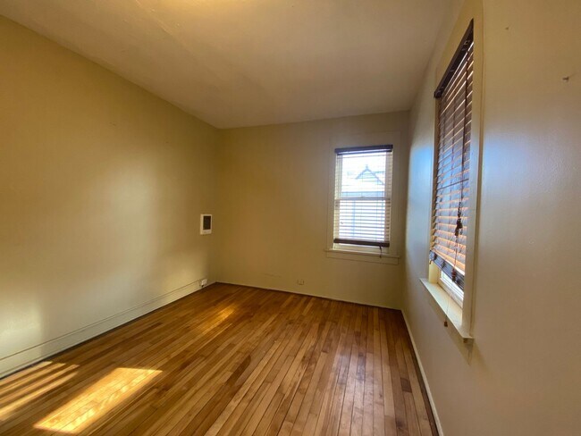 Building Photo - WE HAVE A CUTE & CLASSY RENTAL ON 16TH!